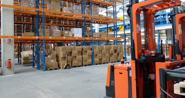 magazzino in capannone industriale