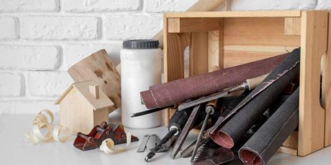 cassetta in legno con attrezzi per il fai da te