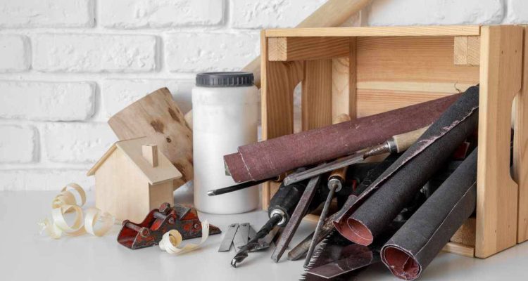 cassetta in legno con attrezzi per il fai da te