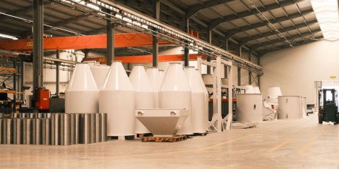 ambiente di lavoro industriale con impianti e strutture produttive
