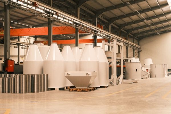 ambiente di lavoro industriale con impianti e strutture produttive