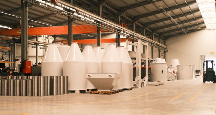 ambiente di lavoro industriale con impianti e strutture produttive