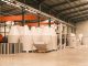 ambiente di lavoro industriale con impianti e strutture produttive